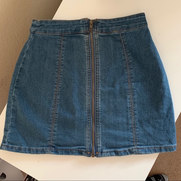 Forever 21 denim mini skirt with zipper front - Picture 3 of 5